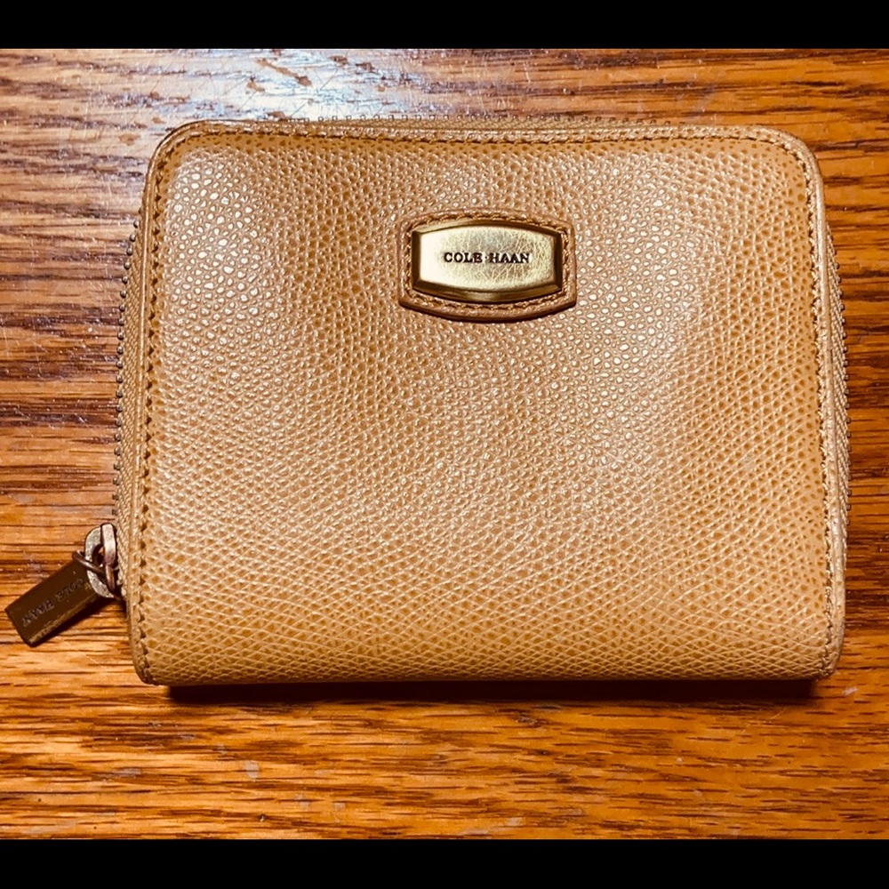COLE HANN lady’s Calf color wallet. In excellent condition, closets with zipper